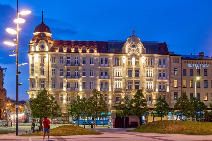 Hotel Grand nocą