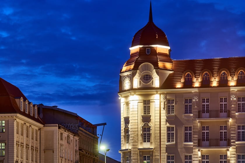 Hotel Grand nocą