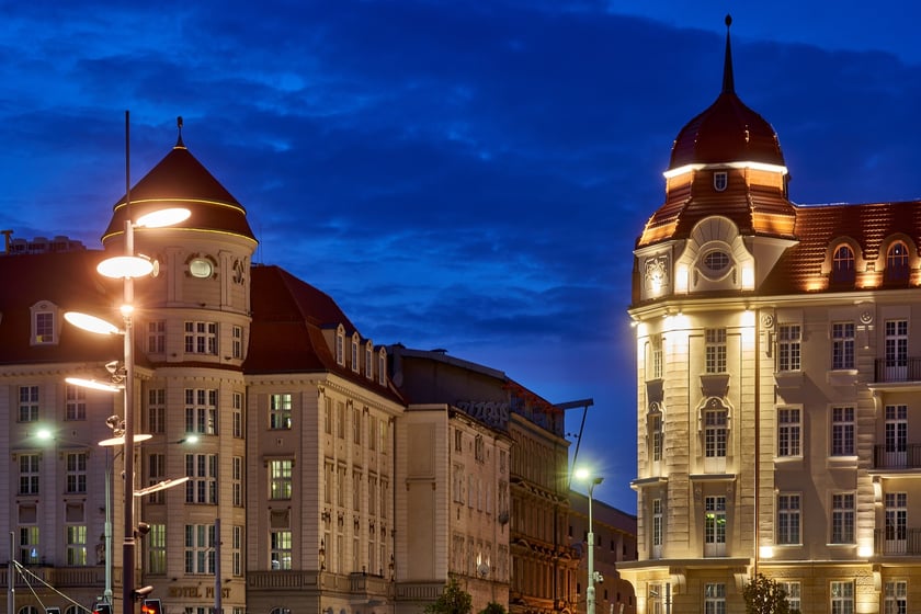Hotel Grand nocą