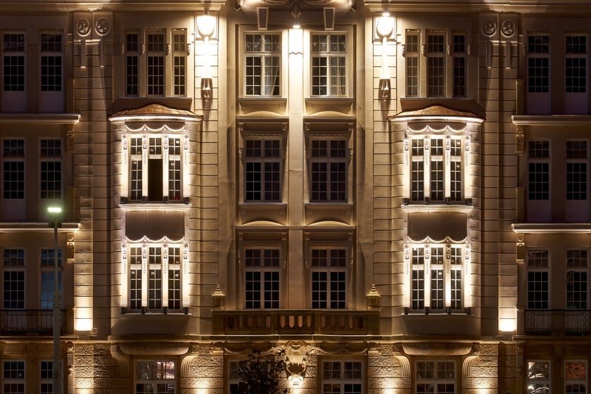 Hotel Grand nocą