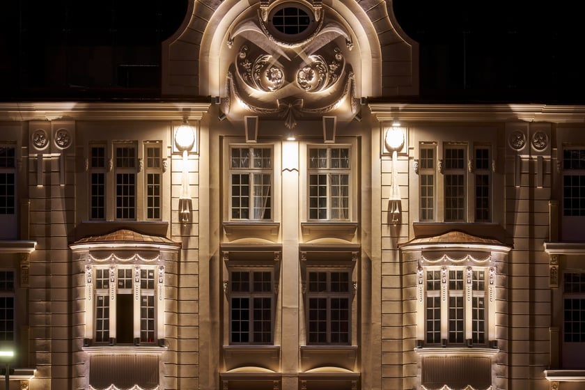 Hotel Grand nocą