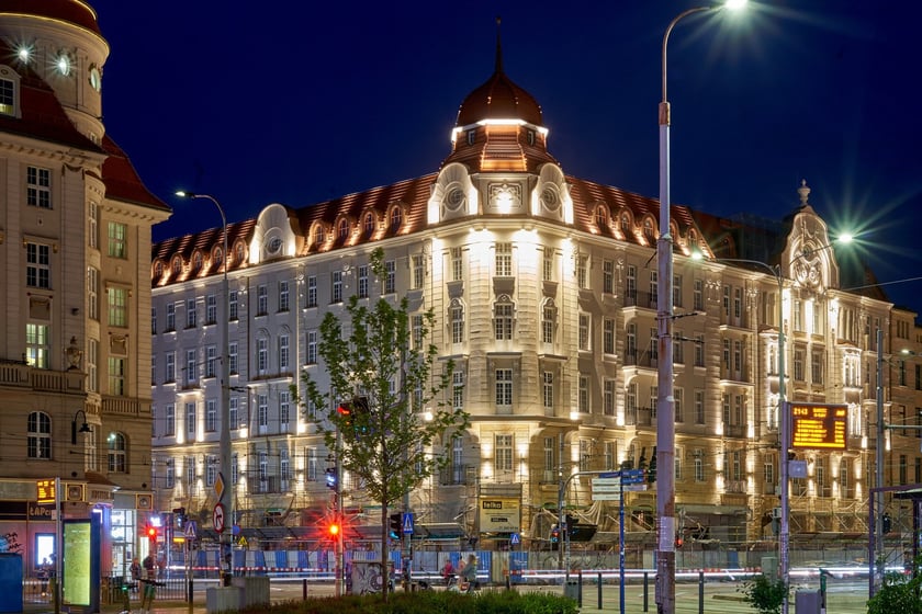 Hotel Grand nocą