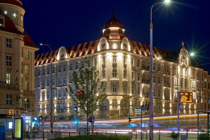 Hotel Grand nocą