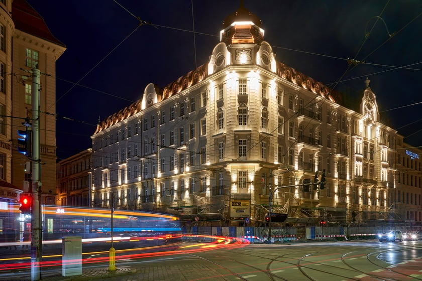 Hotel Grand nocą