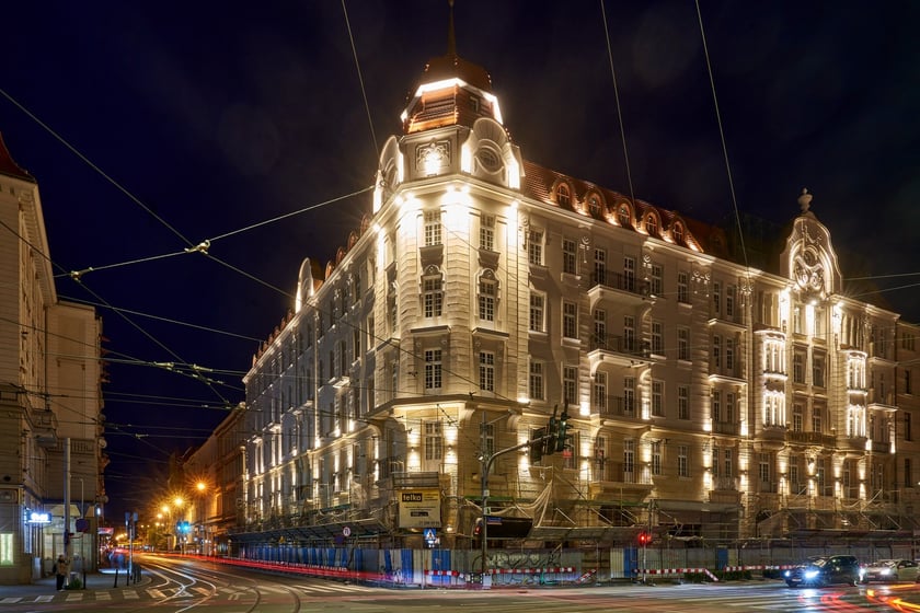 Hotel Grand nocą