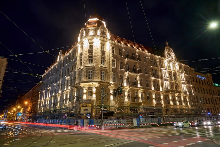 Hotel Grand nocą