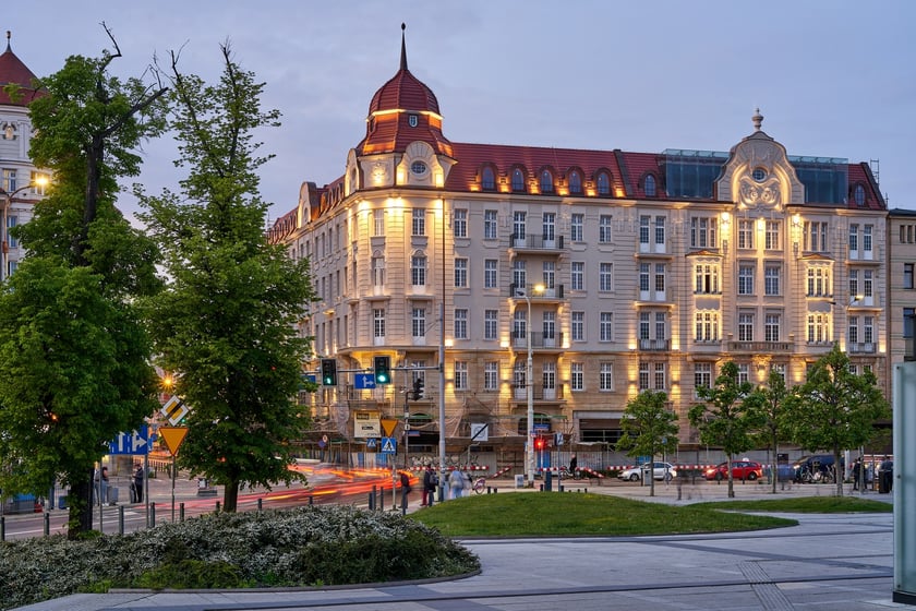 Hotel Grand nocą