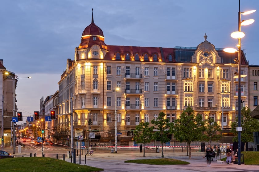 Hotel Grand nocą