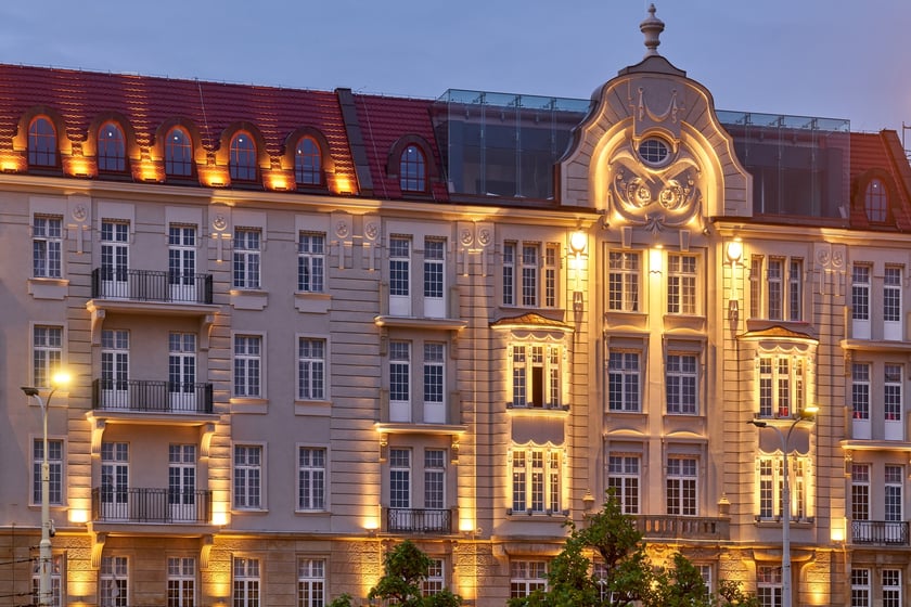 Hotel Grand nocą