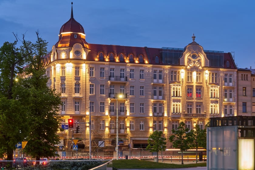 Hotel Grand nocą