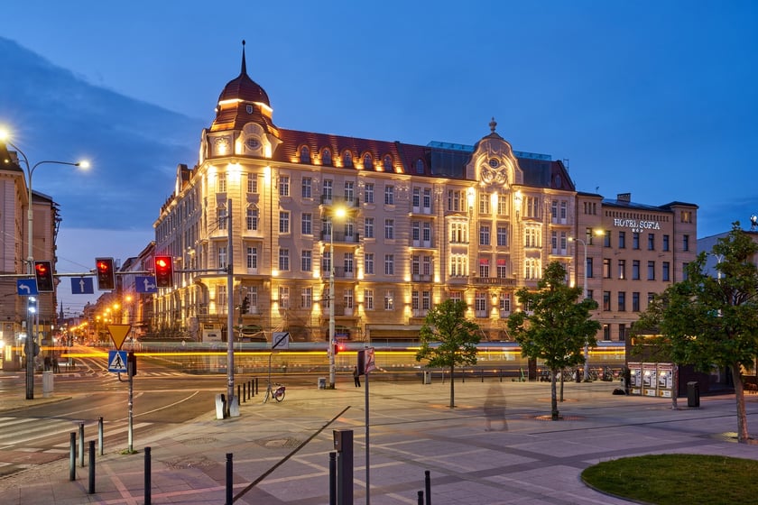 Hotel Grand nocą