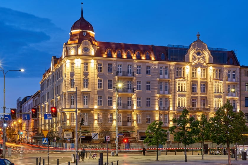 Hotel Grand nocą