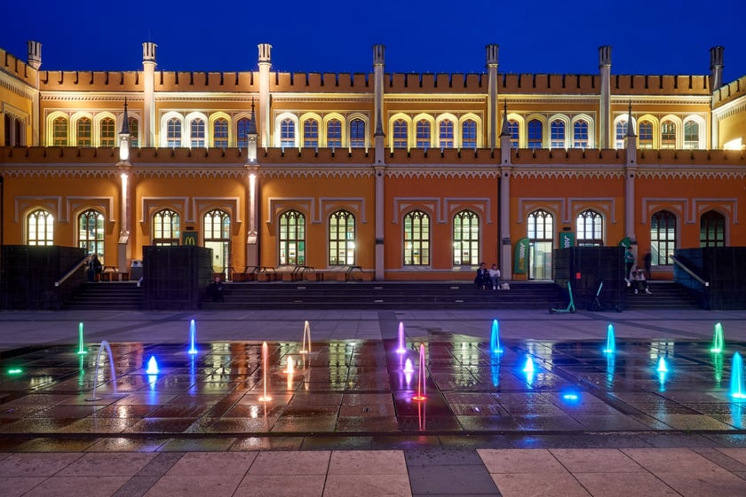Hotele: Grand, Piast i Sofia oraz Dworzec Główny w nocnej iluminacji