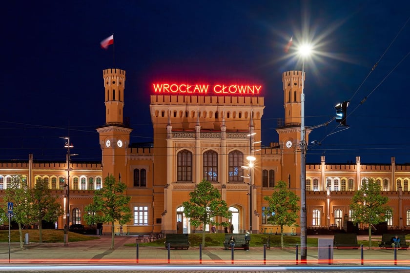 Hotele: Grand, Piast i Sofia oraz Dworzec Główny w nocnej iluminacji