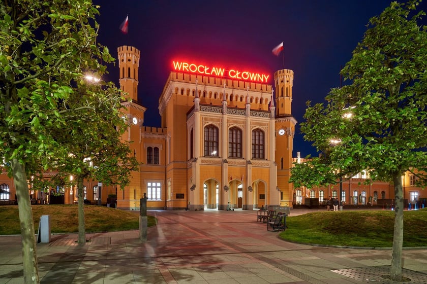 Hotele: Grand, Piast i Sofia oraz Dworzec Główny w nocnej iluminacji