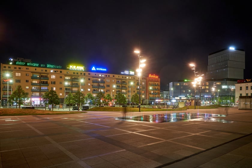 Hotele: Grand, Piast i Sofia oraz Dworzec Główny w nocnej iluminacji