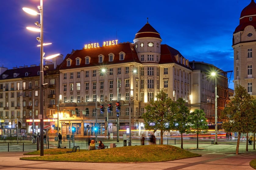 Hotele: Grand, Piast i Sofia oraz Dworzec Główny w nocnej iluminacji