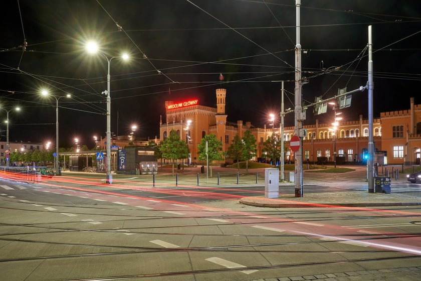 Hotele: Grand, Piast i Sofia oraz Dworzec Główny w nocnej iluminacji