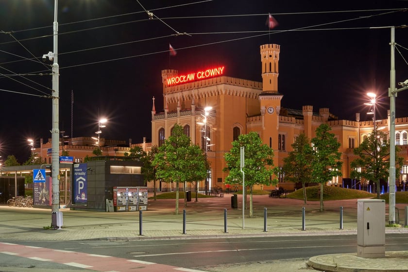 Hotele: Grand, Piast i Sofia oraz Dworzec Główny w nocnej iluminacji
