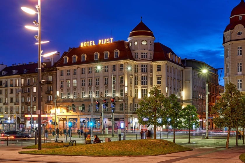 Hotele: Grand, Piast i Sofia oraz Dworzec Główny w nocnej iluminacji