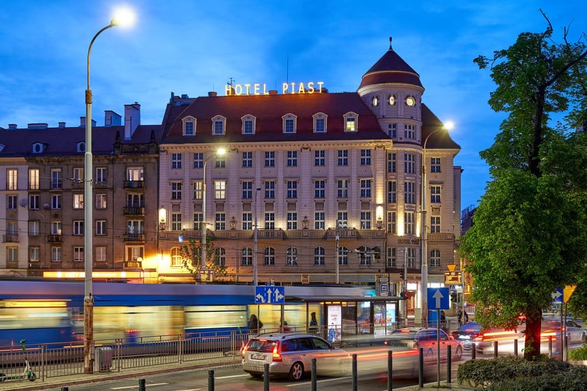 Hotele: Grand, Piast i Sofia oraz Dworzec Główny w nocnej iluminacji