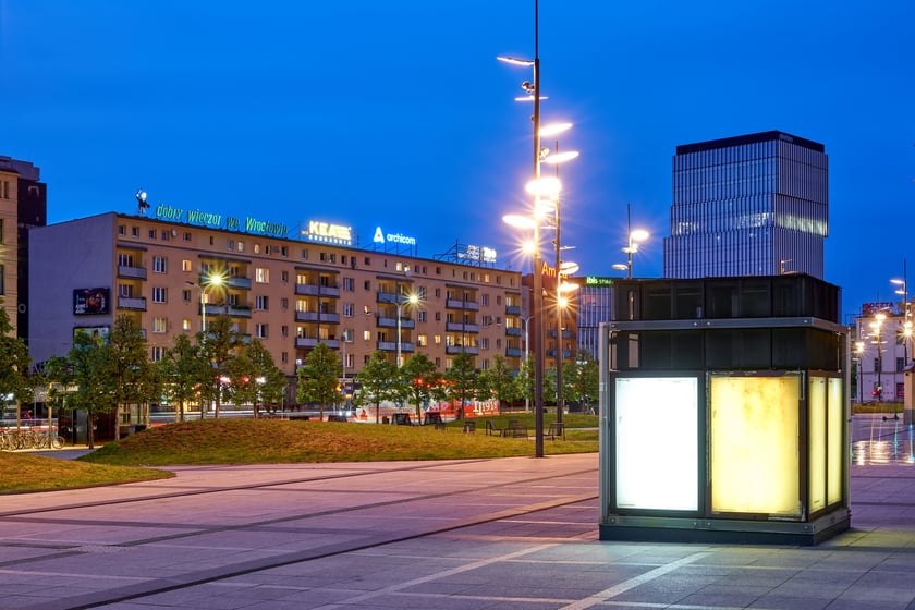 Hotele: Grand, Piast i Sofia oraz Dworzec Główny w nocnej iluminacji