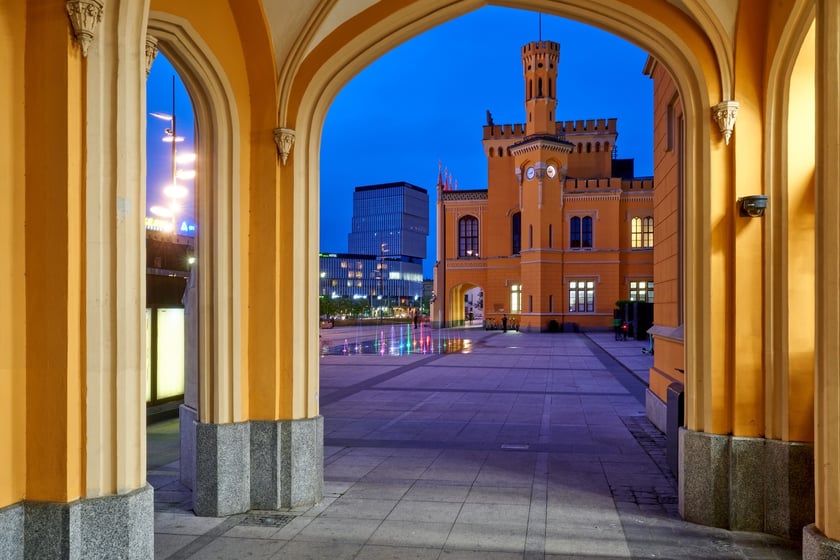 Hotele: Grand, Piast i Sofia oraz Dworzec Główny w nocnej iluminacji