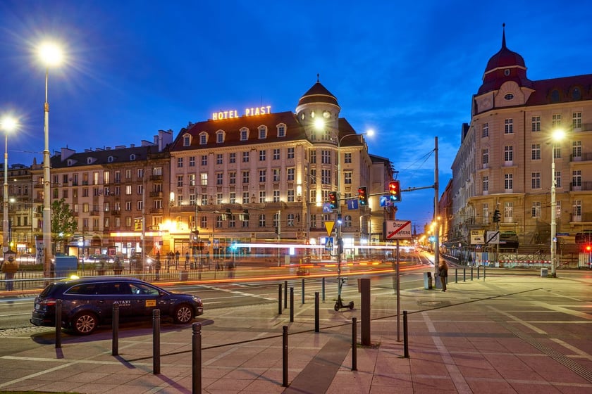 Hotele: Grand, Piast i Sofia oraz Dworzec Główny w nocnej iluminacji