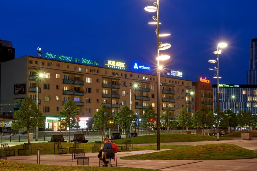 Hotele: Grand, Piast i Sofia oraz Dworzec Główny w nocnej iluminacji