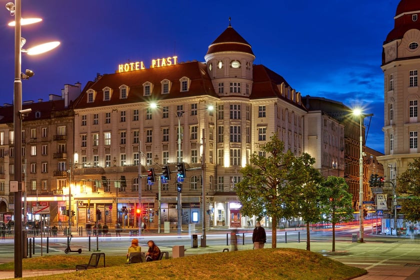 Hotele: Grand, Piast i Sofia oraz Dworzec Główny w nocnej iluminacji