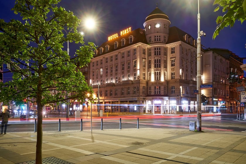 Hotele: Grand, Piast i Sofia oraz Dworzec Główny w nocnej iluminacji