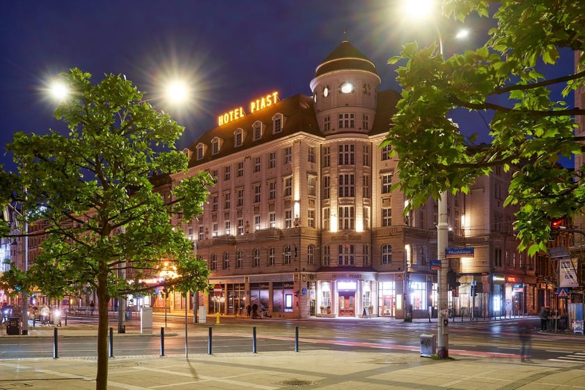 Hotele: Grand, Piast i Sofia oraz Dworzec Główny w nocnej iluminacji