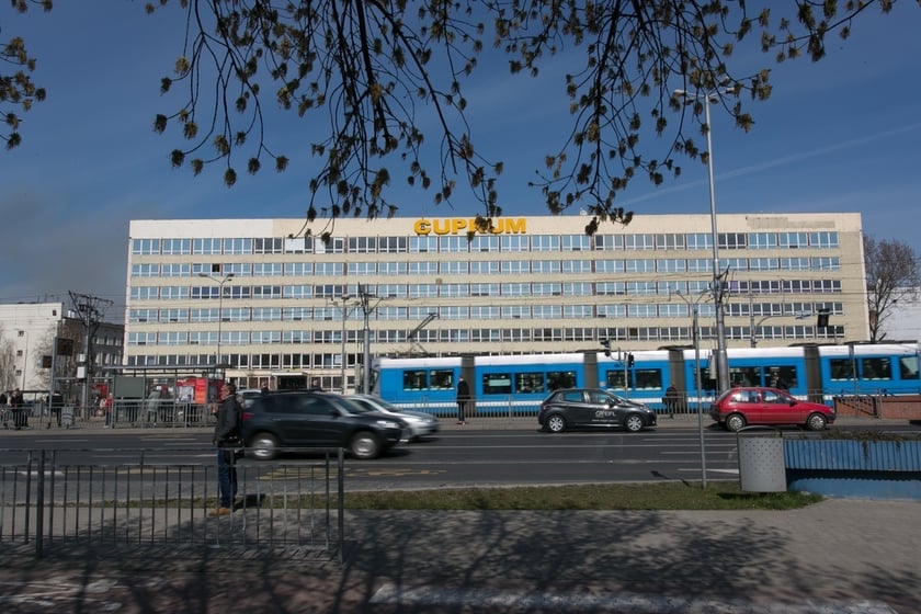 Cuprum na pl. Jana Pawła II. 26 maja 2015 r., po biurowcu została kupa gruzu. Rozbiórka trwała od końca kwietnia ? w lipcu 2015 r. nie było już po nim śladu.