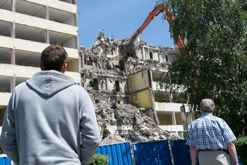 Cuprum na pl. Jana Pawła II. 26 maja 2015 r., po biurowcu została kupa gruzu. Rozbiórka trwała od końca kwietnia ? w lipcu 2015 r. nie było już po nim śladu.