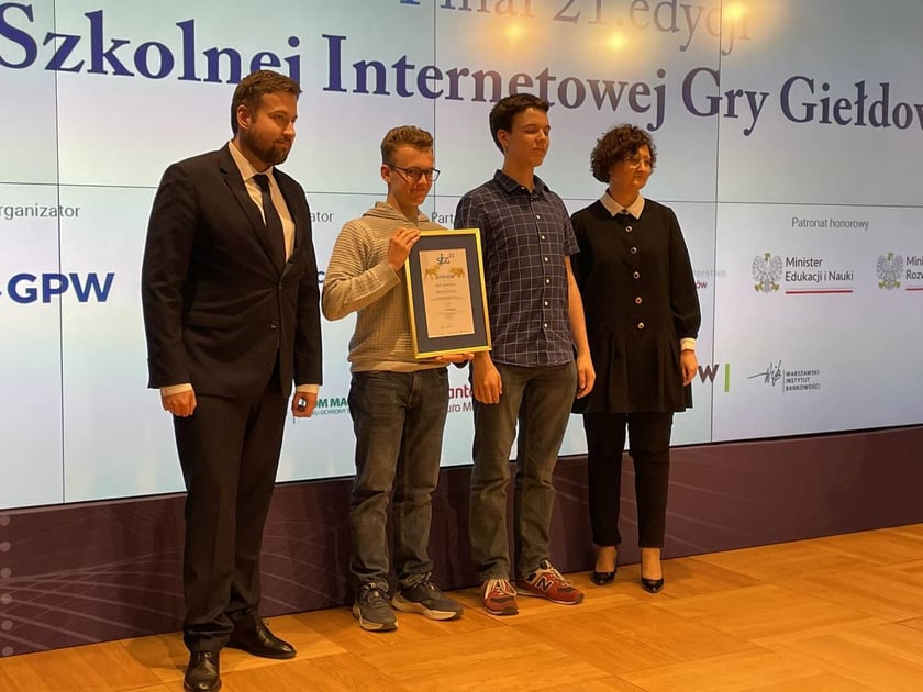 Uczniowie V LO we Wrocławiu na Giełdzie Papierów Wartościowych w Warszawie