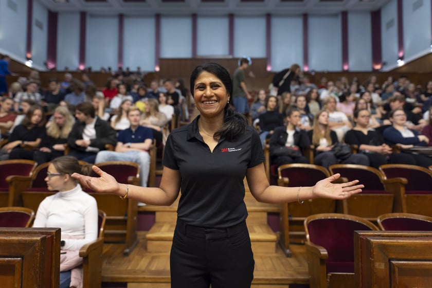 Dr Jayshree Seth, ambasadorka nauki z firmy 3M, podczas wykładu dla wrocławskiej młodzieży