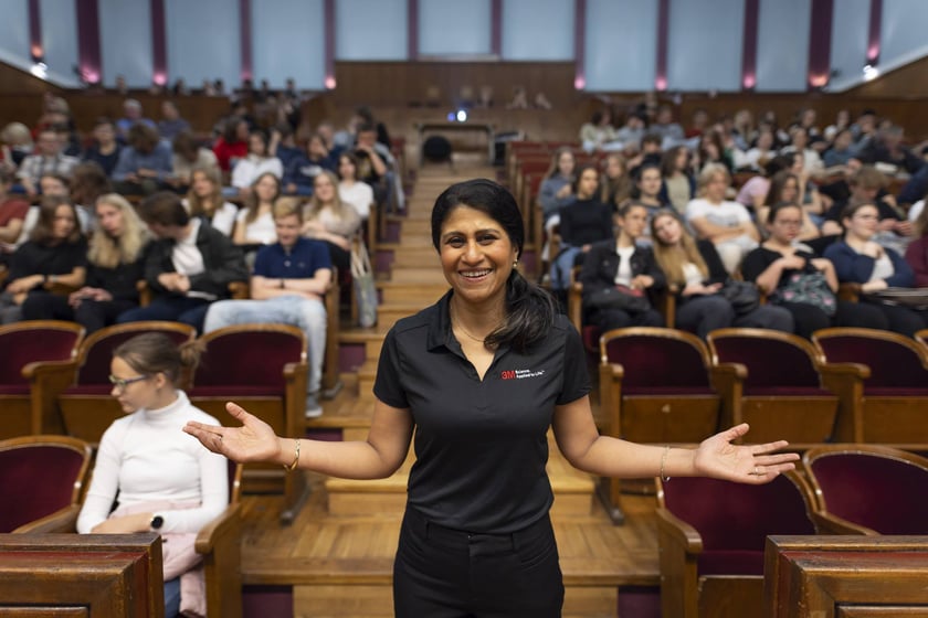 Dr Jayshree Seth, ambasadorka nauki z firmy 3M, podczas wykładu dla wrocławskiej młodzieży