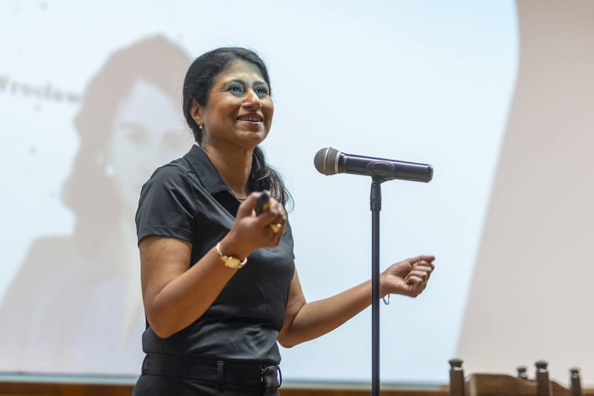 Dr Jayshree Seth, ambasadorka nauki z firmy 3M, podczas wykładu dla wrocławskiej młodzieży