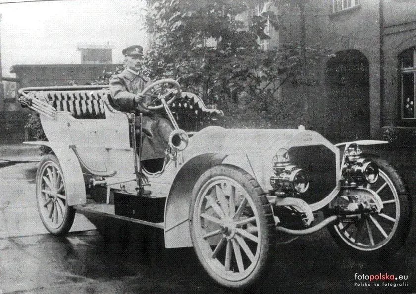 Rok 1906 , Paul Beckmann, syn Ottona, założyciela fabryki w samochodzie Doppel-Phaeton z roku 1906, z silnikiem o mocy 40 KM, V max= 95 km/h, źródło: fotopolska.eu