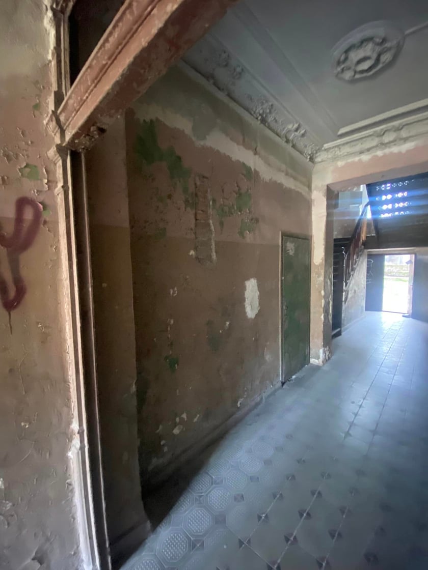 Pieczołowicie odrestaurowane, niesamowite polichromie w kamienicy na Pomorskiej. Zdjęcia przed i po pracach konserwatorskich