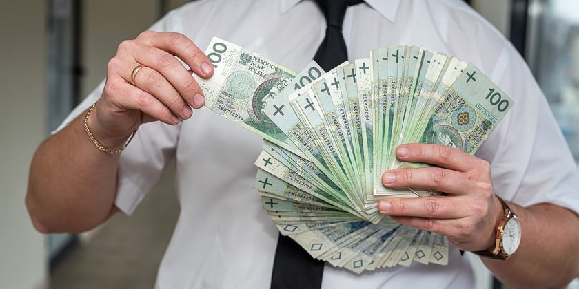Komu nie przysługuje Mały ZUS plus
&nbsp;
Ważne: Mały ZUS plus nie przysługuje osobom, kt&oacute;re dopiero rozpoczynają prowadzenie własnego biznesu. Nowi przedsiębiorcy mogą skorzystać z ulgi na start, (czyli 6 miesięcy bez składek na ubezpieczenia społeczne) albo zgłosić chęć płacenia preferencyjnych składek (od obniżonej podstawy - kwoty wynoszącej, co najmniej 30 proc. minimalnego wynagrodzenia).