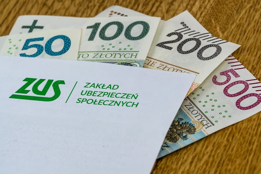 Jakie warunki należy spełnić, aby skorzystać z Małego ZUS plus?
&nbsp;
Ta ulga przeznaczona jest dla przedsiębiorc&oacute;w, kt&oacute;rzy są wpisani do rejestru Centralnej Ewidencji i Działalności Gospodarczej (CEIDG) w tym wsp&oacute;lnik&oacute;w sp&oacute;łki cywilnej.

Ważnym jest też warunek, że ich przych&oacute;d z działalności gospodarczej w poprzednim roku kalendarzowym nie przekroczył 120 tys. zł. Jeśli działalność była prowadzona kr&oacute;cej, limit przychodu oblicza się proporcjonalnie do liczby dni prowadzenia działalności.
