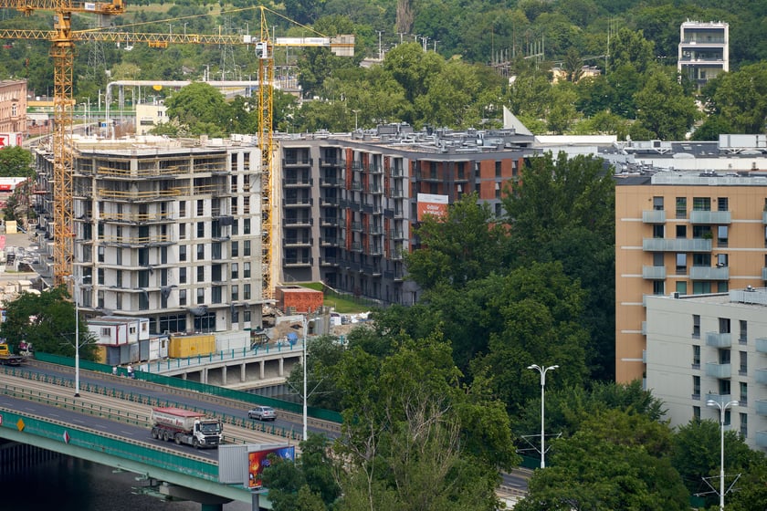 Eksperci rankomat.pl podkreślają, że patrząc na średnią stawkę za 1 mkw. mieszkania z rynku wt&oacute;rnego w całej Polsce, można być optymistą.
Podczas gdy rok temu (II kw. 2022 r.) metr mieszkania na sprzedaż kosztował 8197 zł, obecnie (II kw. 2023 r.) to już tylko 7619 zł, a więc o ok. 600 zł mniej.