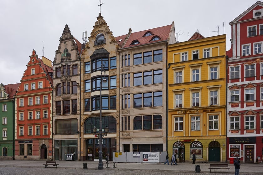 Kto może wykupić mieszkanie komunalne we Wrocławiu?
Pierwszeństwo w nabywaniu lokali mieszkalnych, przeznaczonych do sprzedaży w trybie bezprzetargowym przysługuje tym najemcom lokali, z kt&oacute;rymi umowy najmu zostały zawarte na czas nieoznaczony.