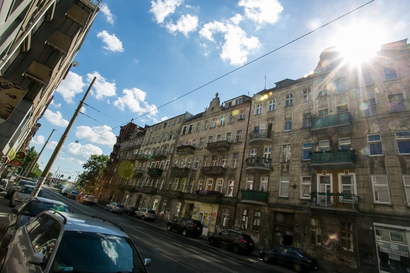 Wykup mieszkania komunalnego we Wrocławiu. Miejsce złożenia dokument&oacute;w i załatwienia sprawy.
Wydział Nabywania i Sprzedaży Nieruchomości&nbsp;(https://bip.um.wroc.pl/artykul/221/3213/wydzial-nabywania-i-sprzedazy-nieruchomosci)&nbsp;ul. G. Zapolskiej 4&nbsp;I piętro, pok. 152&nbsp;tel. 71-777-79-69, 777-87-54&nbsp;e-mail:&nbsp;bsl@um.wroc.pl
Godziny przyjmowania klient&oacute;w:&nbsp;poniedziałek - piątek 7:45&mdash;15:45