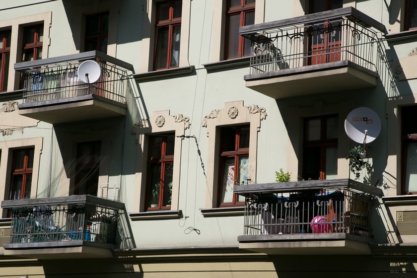 Do kiedy są bonifikaty przy kupnie mieszkania komunalnego we Wrocławiu?
Bonifikaty od ceny sprzedaży udzielane będą najemcom, kt&oacute;rzy wyrazili wolę nabycia lokalu w terminie do 31 grudnia 2025 r., a lokale te zostaną przeznaczone do sprzedaży.