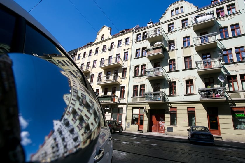 Wykup mieszkania. Dodatkowe czynności - powiązane procedury.

konieczność dokonania zmiany umowy najmu na skutek zmiany struktury lokalu (gdy nastąpiła przebudowa lokalu i nie ujawniono dokonanych zmian w umowie najmu),
ustalenie stosunku najmu po zgonie dotychczasowego najemcy,
w przypadku informacji o zadłużeniu lokalu - wyjaśnienie i/lub spłata zadłużenia lokalu

