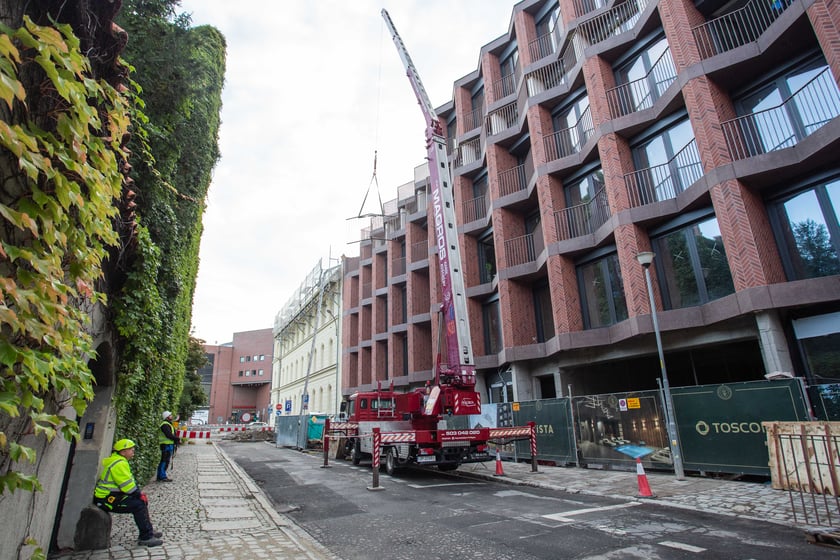 Budowa luksusowego apartamentowca przy ul. Bernardyńskiej we Wrocławiu zmierza do końca. Odsłonięto pierwszy gotowy fragment elewacji budynku