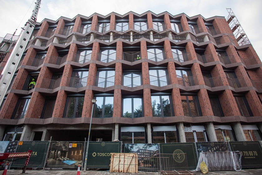 Budowa luksusowego apartamentowca przy ul. Bernardyńskiej we Wrocławiu zmierza do końca. Odsłonięto pierwszy gotowy fragment elewacji budynku