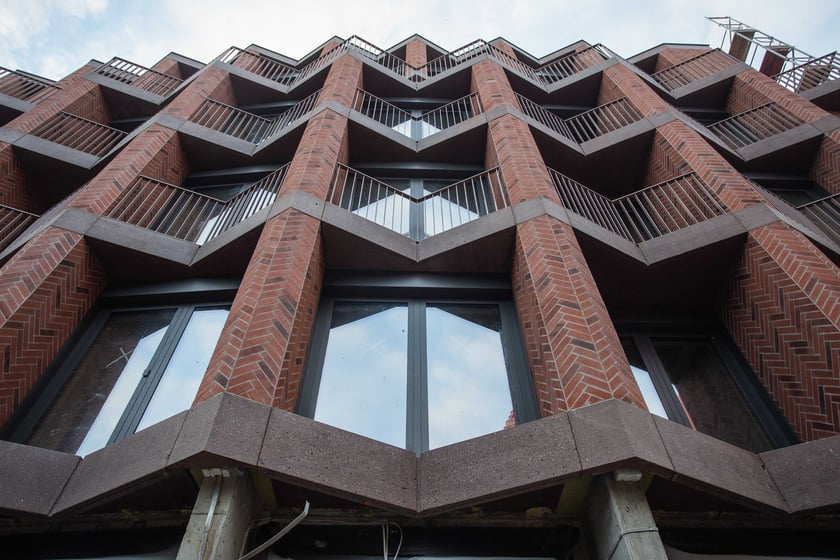 Budowa luksusowego apartamentowca przy ul. Bernardyńskiej we Wrocławiu zmierza do końca. Odsłonięto pierwszy gotowy fragment elewacji budynku